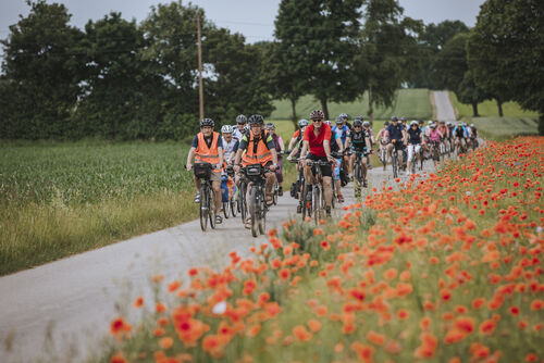 Schon mal in das Steinzeitdorf geradelt?
